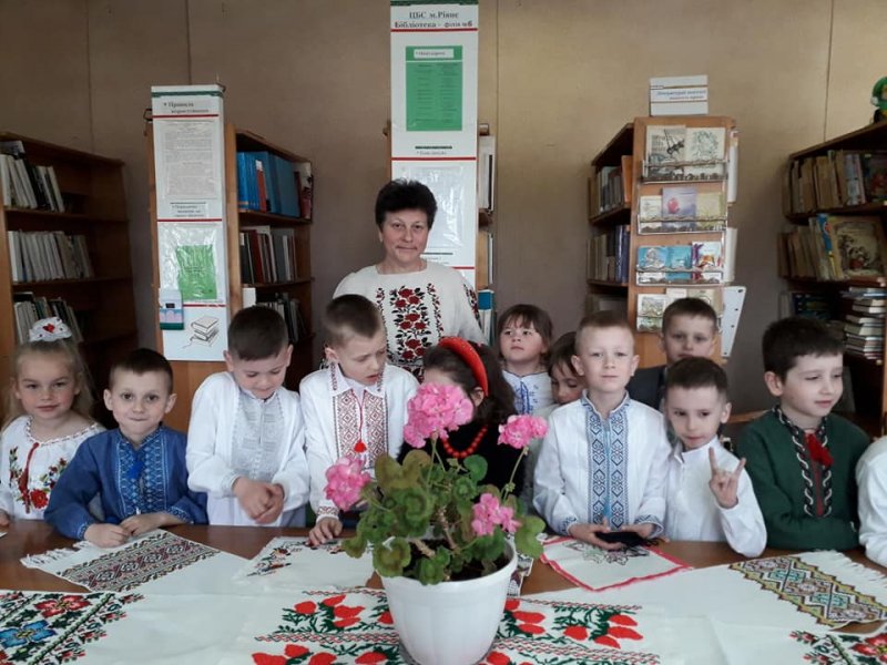 Бібліотечна забава «Вишиванка цвіте над Україною»