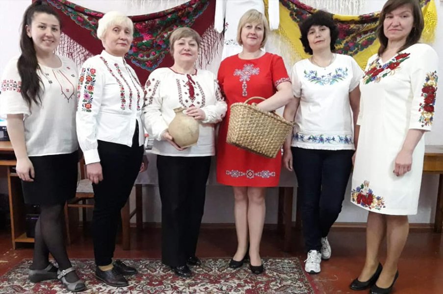 Виставка-перегляд  «Вдягни свою чудову вишиванку, відчуй в ній ласку і душі тепло»