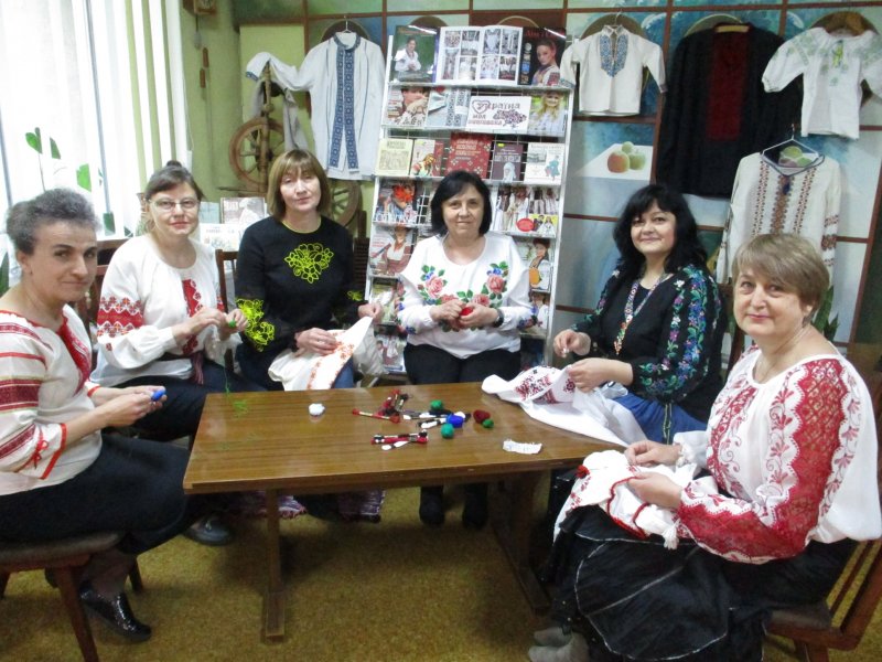 Вишивана світлиця «Ой учила мене мати, як сорочку вишивати…»