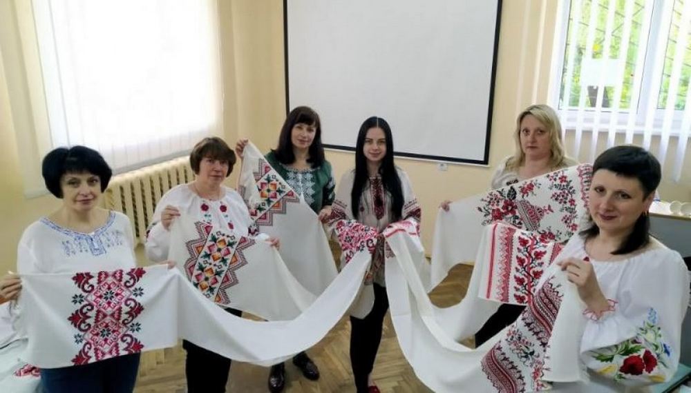 Фотовернісаж «Бібліотека вишивана»