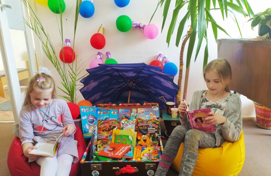 Книжковий диліжанс «Тут хтось читає казку і вірить  в чудеса»