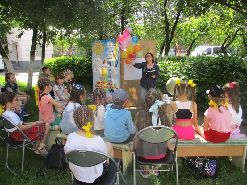 Розважально-пізнавальні варіації «Яскраві барви літечка» «Бібліотека під відкритим небом»