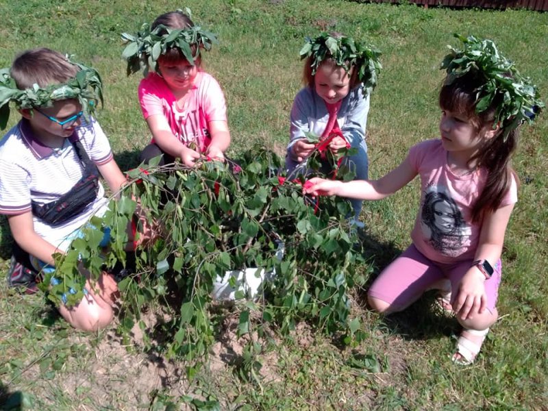 Година спілкування «Все про зелені свята» «Бібліотека під відкритим небом»