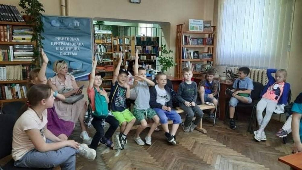 Екскурсія-мандрівка «Книжковими стежками»