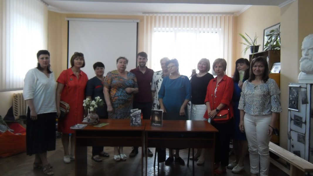 «Посольство Книжкового Арсеналу у твоїй бібліотеці» (в рамках ювілейного Х Міжнародного фестивалю «Книжковий Арсенал») Діалог з письменником Олександром Подвишенним  «Окололітературні» розмови»