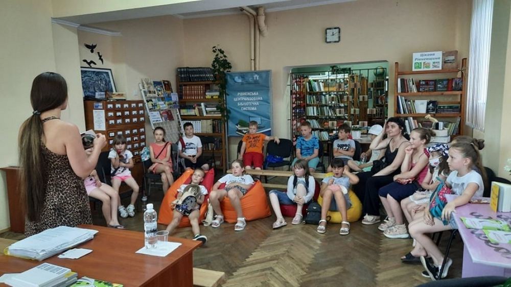«Посольство Книжкового Арсеналу у твоїй бібліотеці» (в рамках ювілейного Х Міжнародного фестивалю «Книжковий Арсенал») Музично-поетичні посиденьки з Валентиною Люліч «Людина починається з любові»