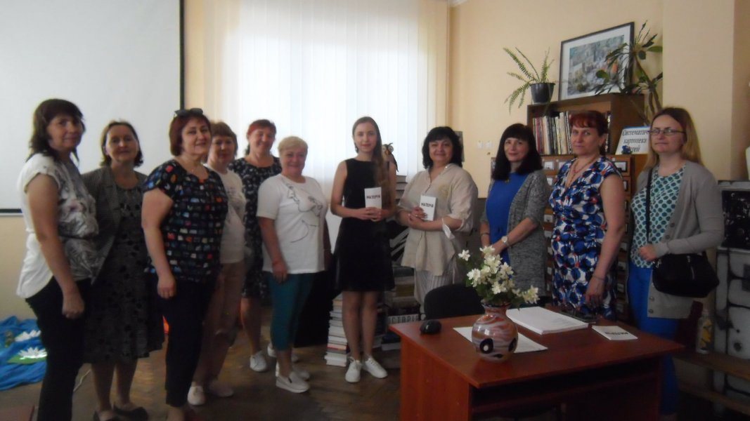 «Посольство Книжкового Арсеналу у твоїй бібліотеці» (в рамках ювілейного Х Міжнародного фестивалю «Книжковий Арсенал») Поетична композиція від Олександри Комісарової «Роздай себе людям»