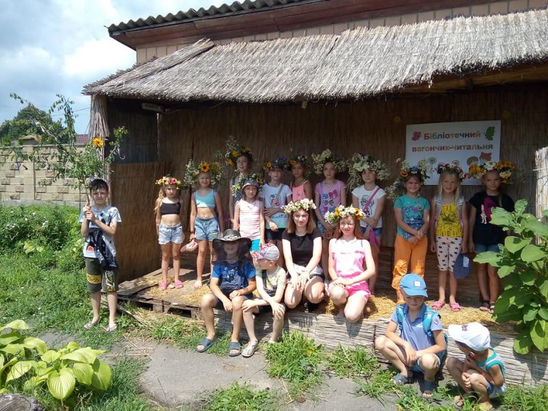 Народознавча година «А дівчина водою віночок»