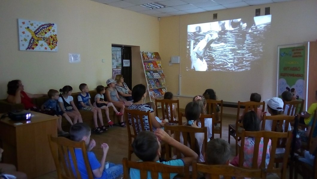 Літній кінозал у бібліотеці