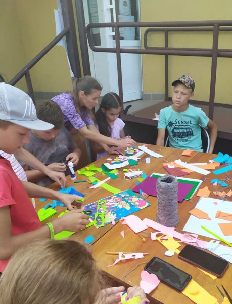 Виготовлення подарунків та поробок для друзів  «Дружба вірна та міцна – не розірветься» «Бібліотека під відкритим небом»
