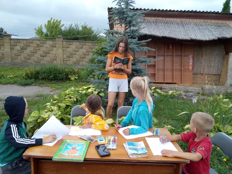 Літературна година «З неба і сонця наш прапор ясний» «Бібліотека під відкритим небом»