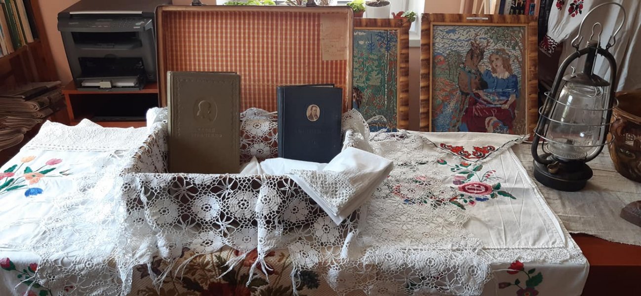 Виставка-інсталяція «Побут давніх золотіївців» у книгозбірні  в рамках Свята меду і трави «Золотіївські ряди»