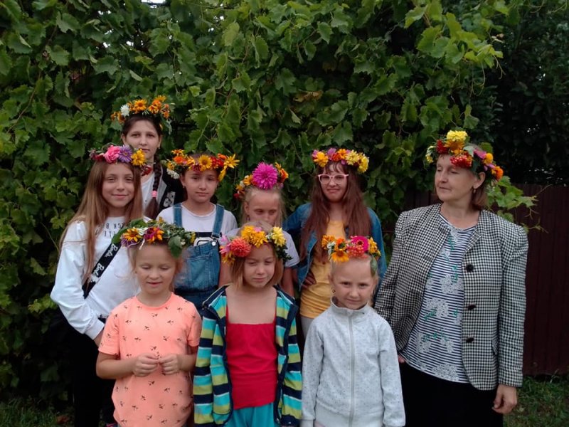 Народознавча розвага «Я  буду вас вчити віночок  сплітати» «Бібліотека під відкритим небом»
