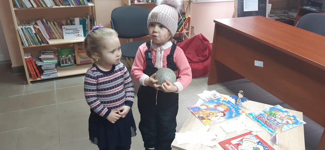 Поетична естафета для Святого Миколая ”Розкажи віршик у бібліотеці отримай солодкий подарунок”.