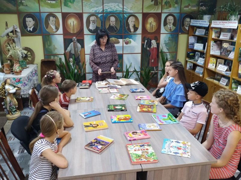 Літературна година «Стежками книжкового літа»