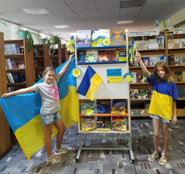Виставка-інсталяція ”Нехай він нас завжди єднає” 