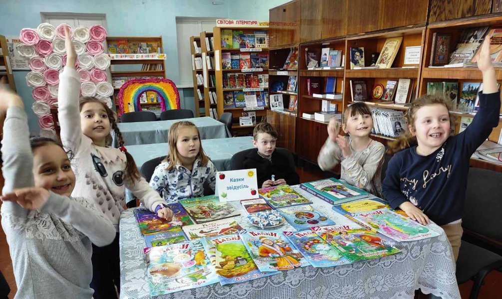 Літературний огляд ”Серце повне казок” (Тиждень дитячого читання)