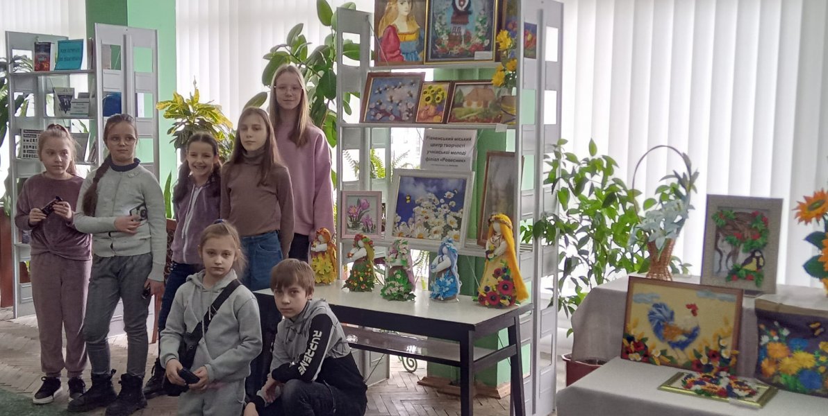Виставка робіт дитячої творчості ”Квітуча Україна” 