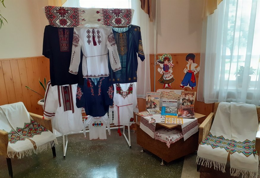 Виставка – інсталяція «Вишита сорочка – символ України»