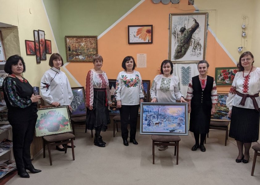 Виставка вишиваних робіт «У ній краса, билина, дума й казка. В ній подих вітру, шепіт квітів й трав…»