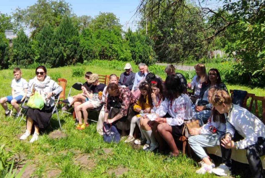  Народознавча веселка ”Візитна картка , оберіг, святиня України - її вишиваний рушник” 