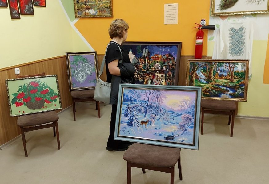 Виставка вишиваних робіт «У ній краса, билина, дума й казка. В ній подих вітру, шепіт квітів й трав…»