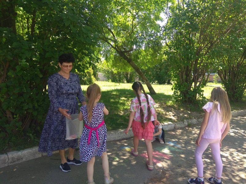 Малюнок на асфальті ”Миру в світі всюди бути”