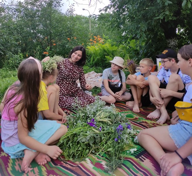 Бібліо-фольклорна мандрівка ”На Івана Купала дівчина у вінок квіти вплітала”