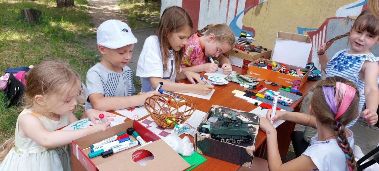 День позитивних емоцій «Прокидаємось та фітнесом займаємось» Бібліотека під відкритим небом