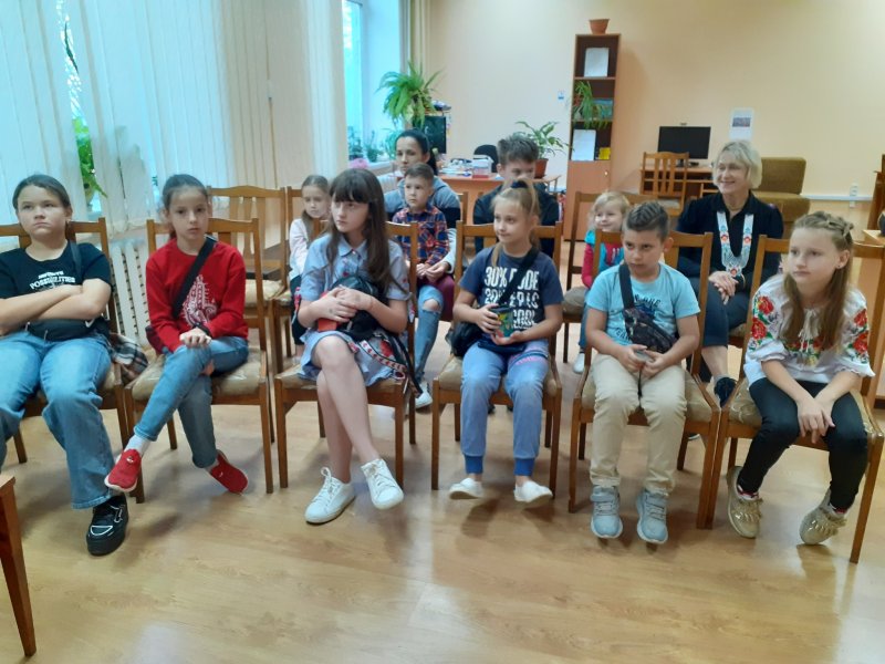 Пізнавальна  мандрівка «Від кульбабки до троянди» Бібліотека під відкритим небом