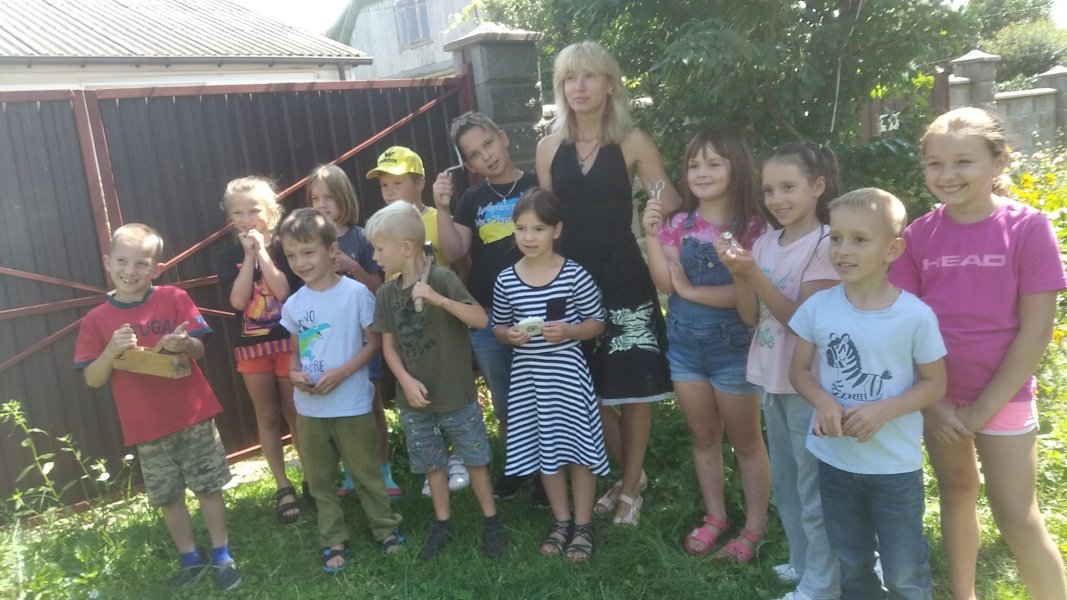 Мандрівка до країни професій ”Всі професії важливі” Бібліотека під відкритим небом