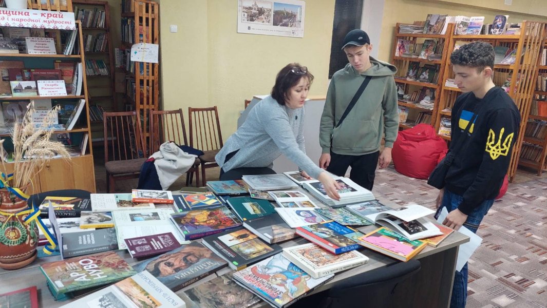 Вернісаж з бесідою ”Світ очима митця”