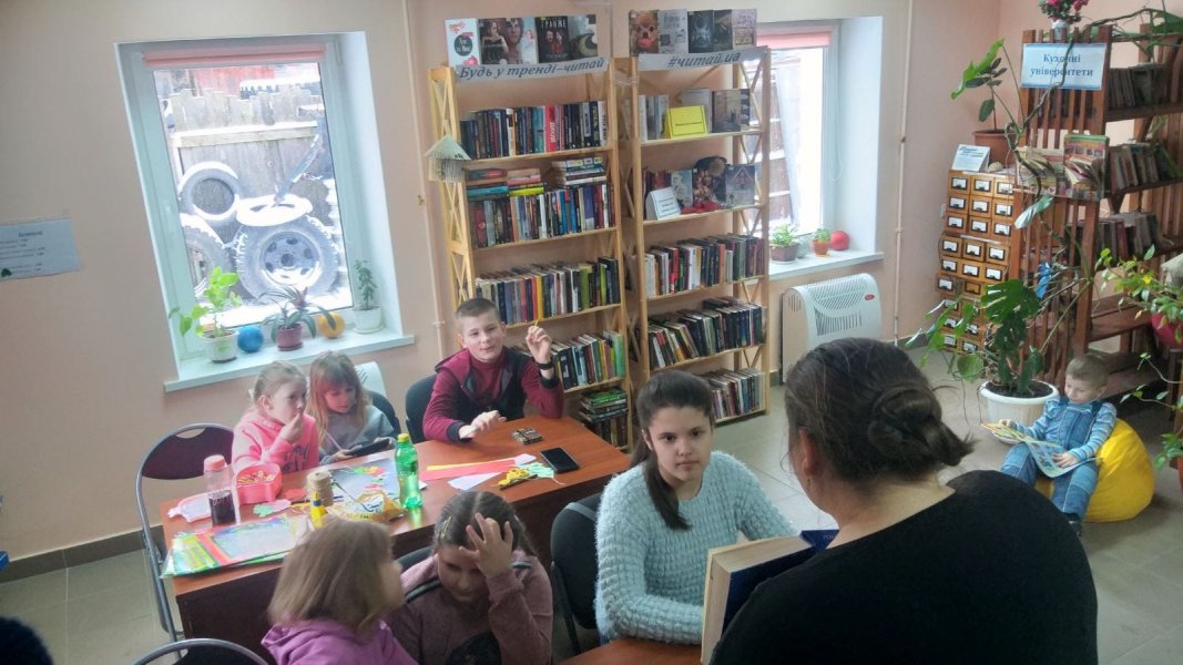 Читання вголос ”Читаємо книгу подоровану читачами ”Різдвозавр” Тома Флетчера”