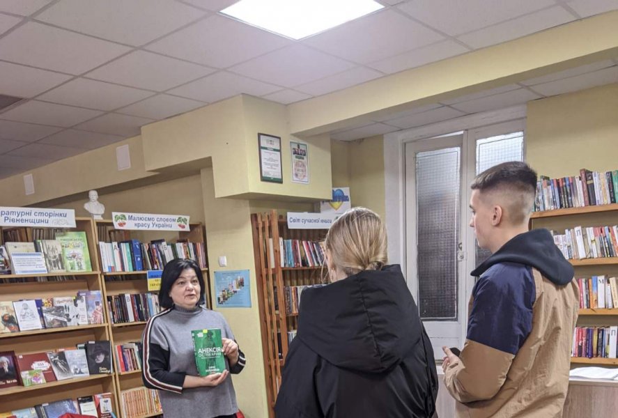 Виставка однієї книги Тарас Березовець. АНЕКСІЯ: Острів Крим. Хроніки «гібридної війни» (День спротиву окупації Автономної Республіки Крим та міста Севастополя)
