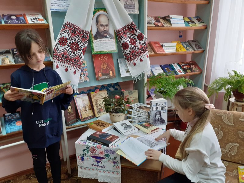 Книжкова виставка-портрет «Єднаймо душі словом Кобзаря!»