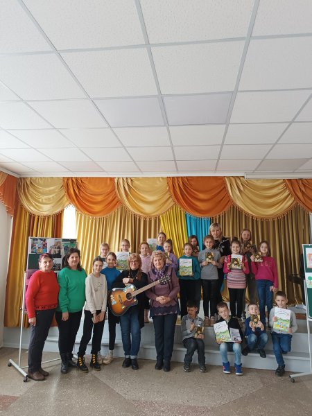 Творча зустріч з рівненською письменницею Вірою Мельниковою та композитором та виконавцем пісень Валентиною Слуквіною