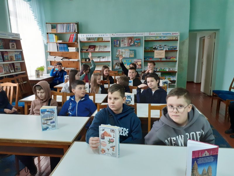 Довідкове бюро «Хто про все нам розповість?» (Тиждень дитячої та юнацької книги)