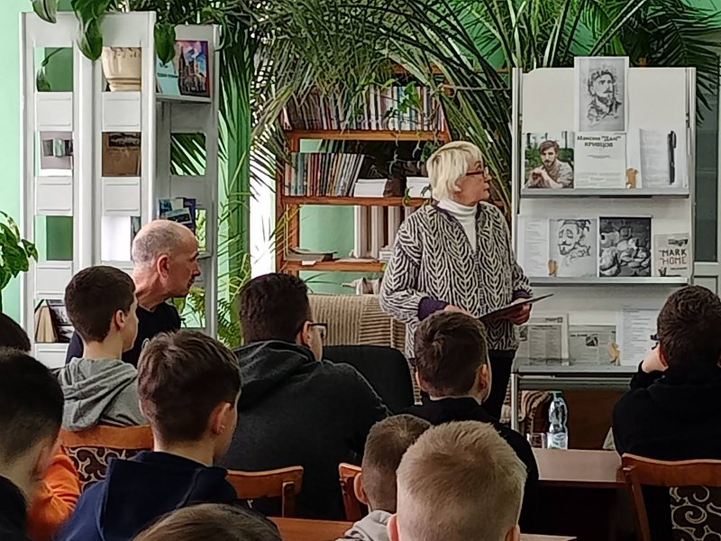 Літературна година ”Щирість та філософське сприйняття горнила війни Максима Кривцова у книзі ”Вірші з бійниці”” (Тиждень дитячої та юнацької книги)