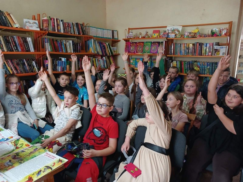 Екологічний десант ”Де пташки там гинуть комашки”