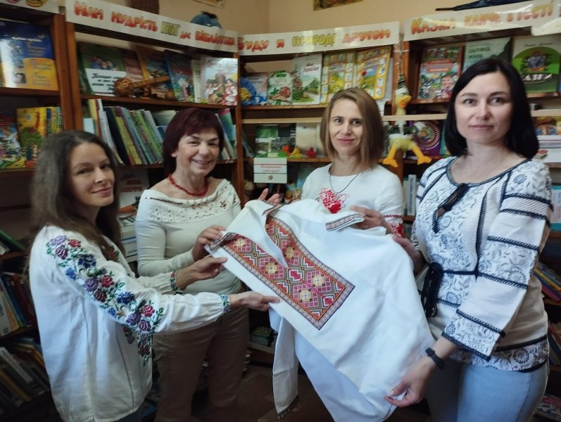 Дефіле вишиванок «Увесь світ у себе закохала українська вишиванка» 