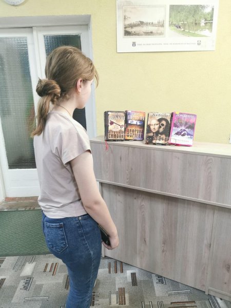 Книжкова розкладка «Ден Браун – майстер інтриги та сюжетних перипетій»  (60 років від дня народження американського письменника, журналіста та музиканта) 
