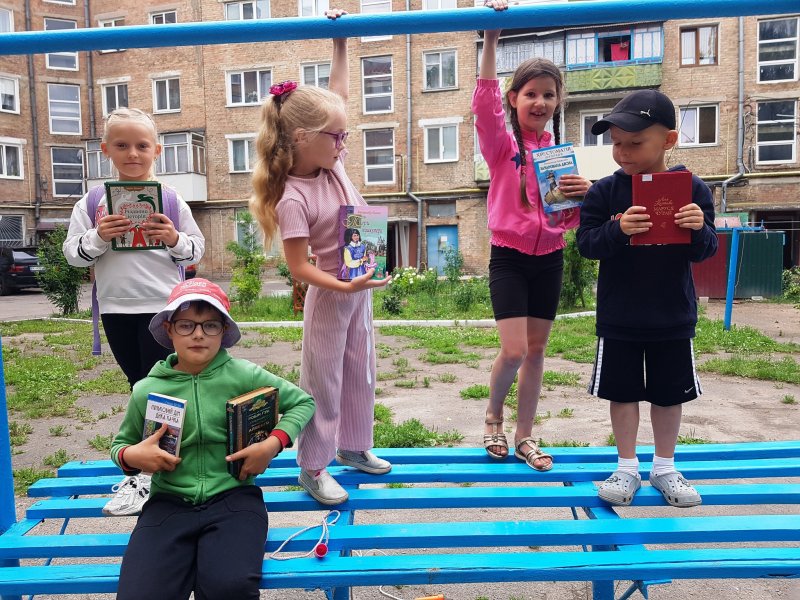 Книго-панорама «Є у кожного день народження. Книги ювіляри – 2024» (Бібліотека під відкритим небом)