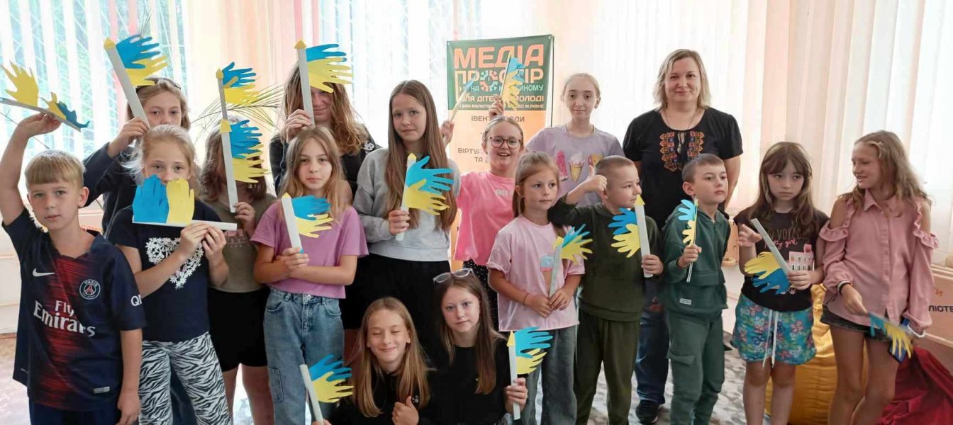 Бібліомікс  «Прапор  миру, єдності  та волі» (Бібліотека під відкритим небом)