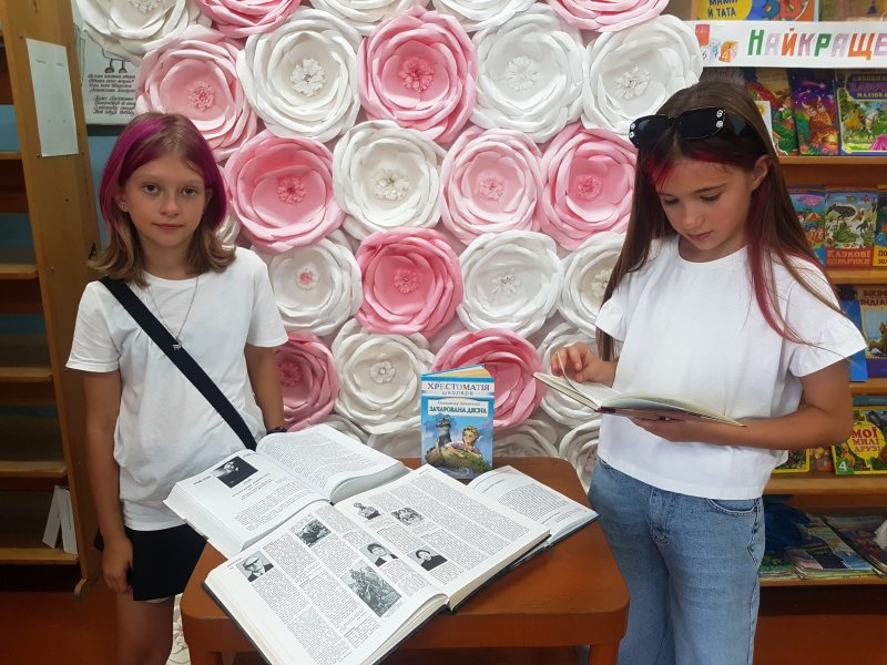 Книжкова розкладка «Історик своєї епохи» (До 130-річчя від дня народження Олександра Довженка, українського письменника, кінорежисера, кінодраматурга, художника, класика світового кінематографу)