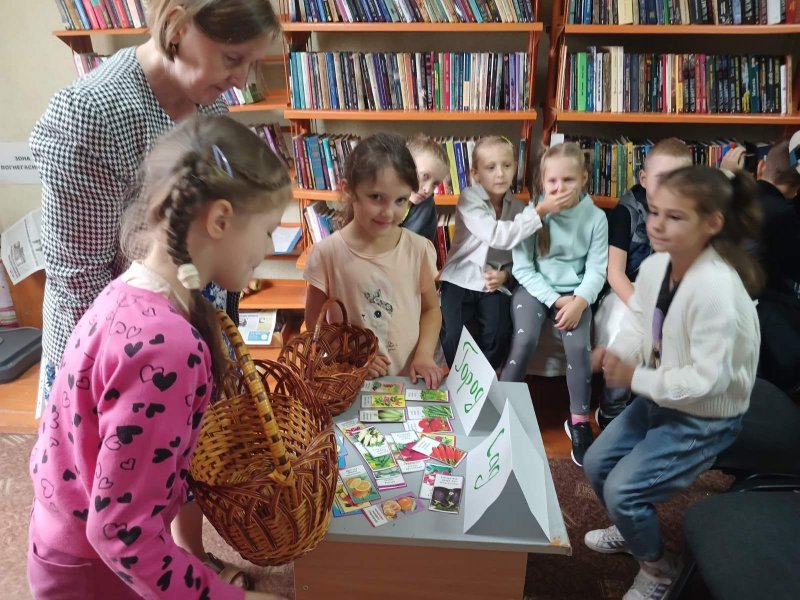 Осіння композиція «Кругом листя все паде, осінь, осінь до нас йде» 