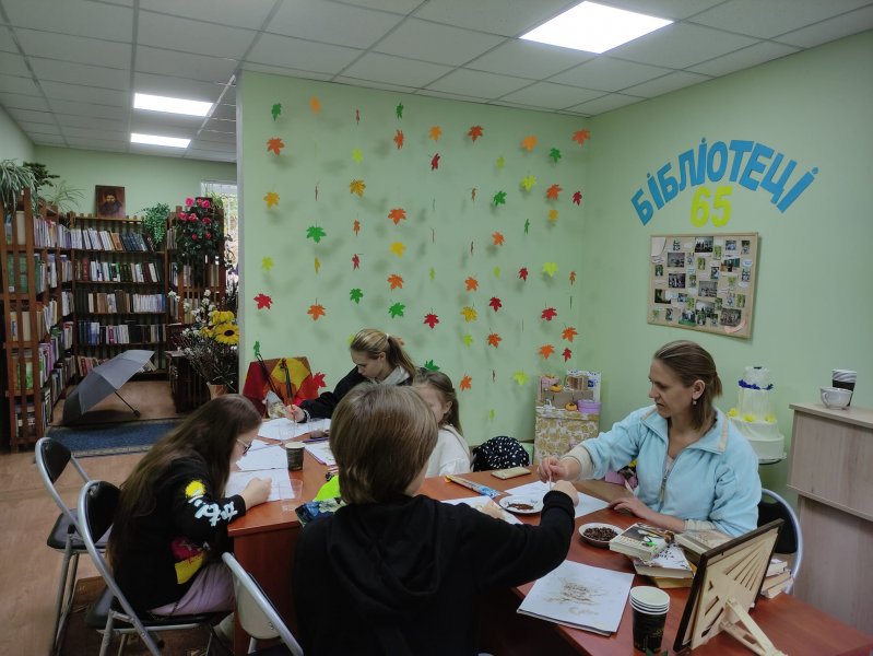 Літературна фантазія ”Світлий та привітний наш книжковий дім подарує радість всім”