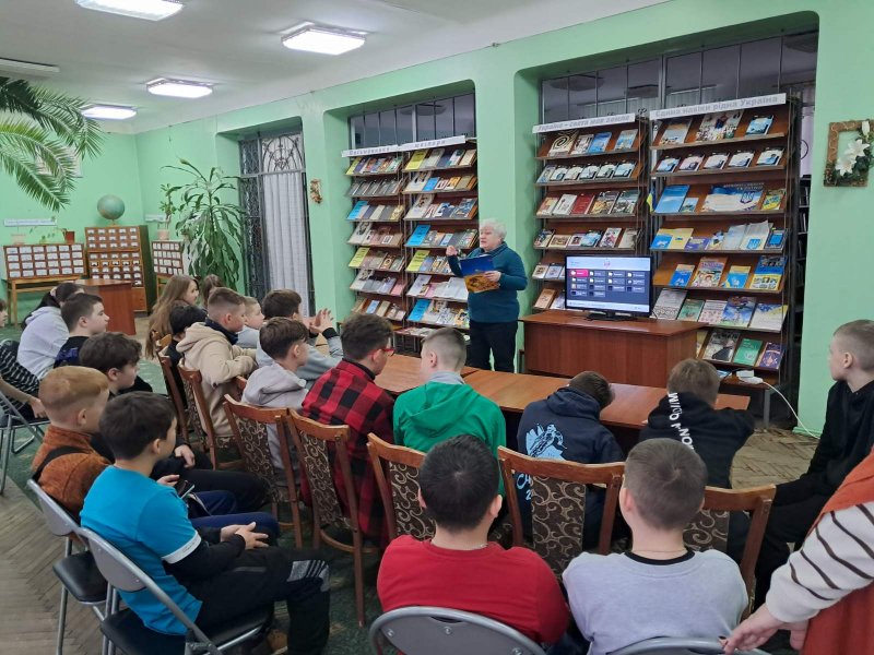 Літературні читання книги «Вірші, обпалені війною» Віолетти Кравченко «Душу – Богові, життя – Україні, честь – для себе»