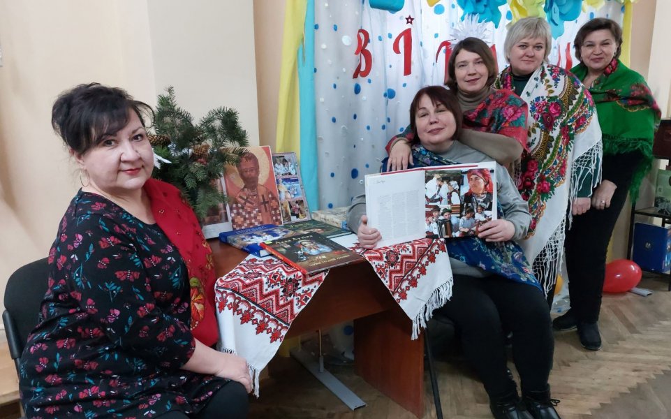Фотосесія з хусткою «Незбагненне диво України»