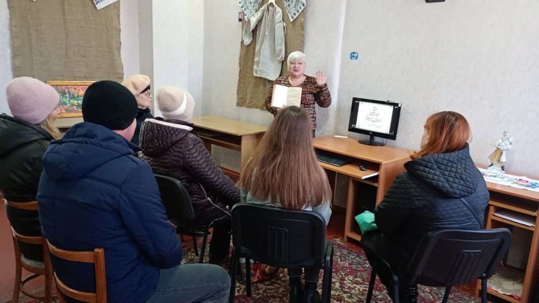 Бібліо-ретро «Відображена пам'ять століть» (показ фільму «За двома зайцями» за твором М. Старицького)