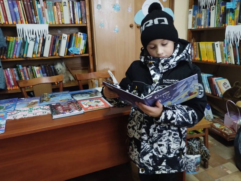 Книжковий калейдоскоп «Є зимові книги – не ті, що про зиму, а ті, що роблять затишною заметіль»
